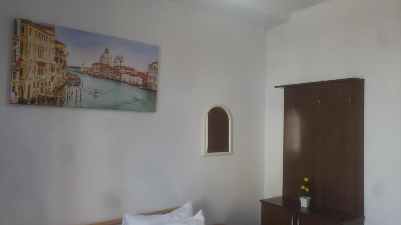 Hostel Split Rock Tirana Eksteriør billede